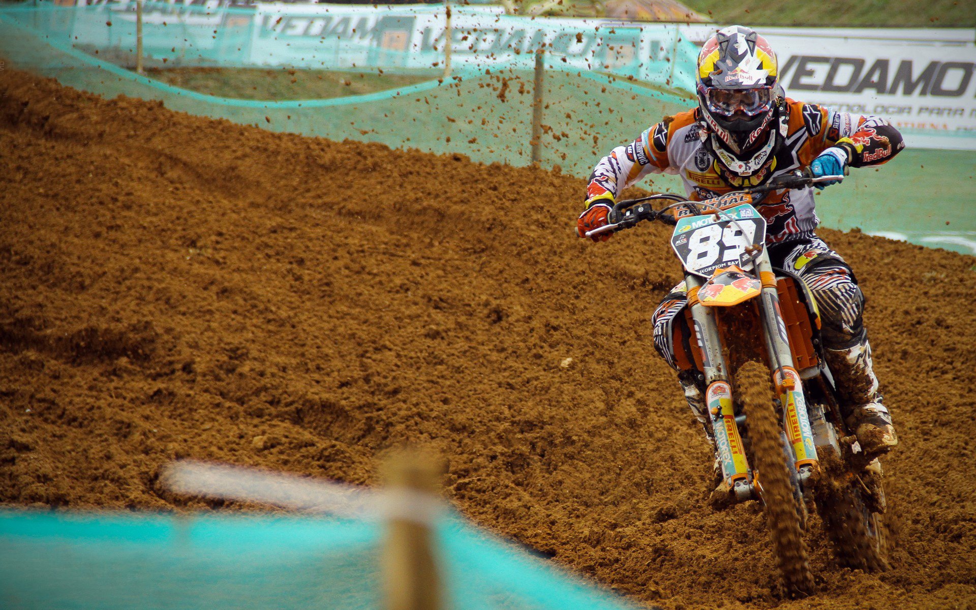 乐鱼体育在线网站-法甲天王之战：巴黎PK马赛，冠军归属悬念重重，巴黎对阵马赛现场球迷竖起巨幅龙珠tifo