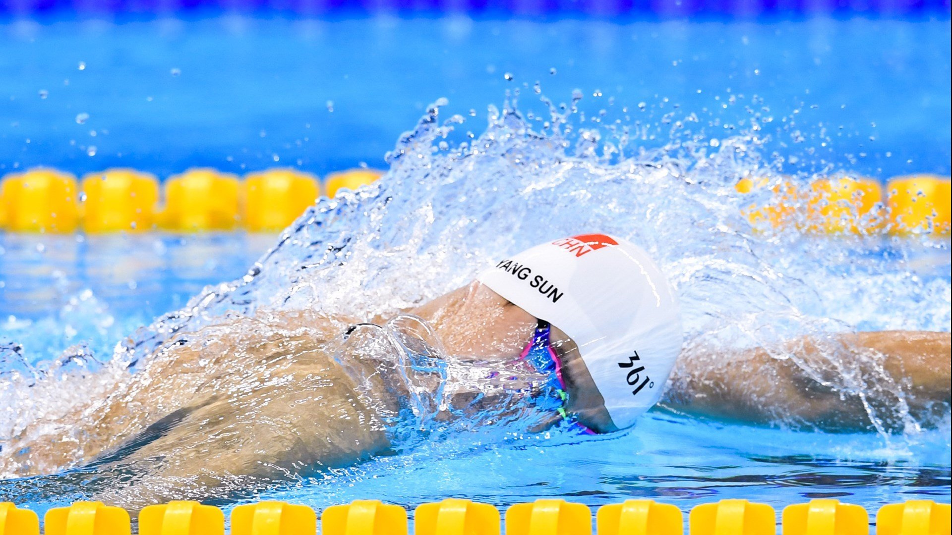 “东桃花岛缆绳滑水:水面极速飞驰,观众热血沸腾”