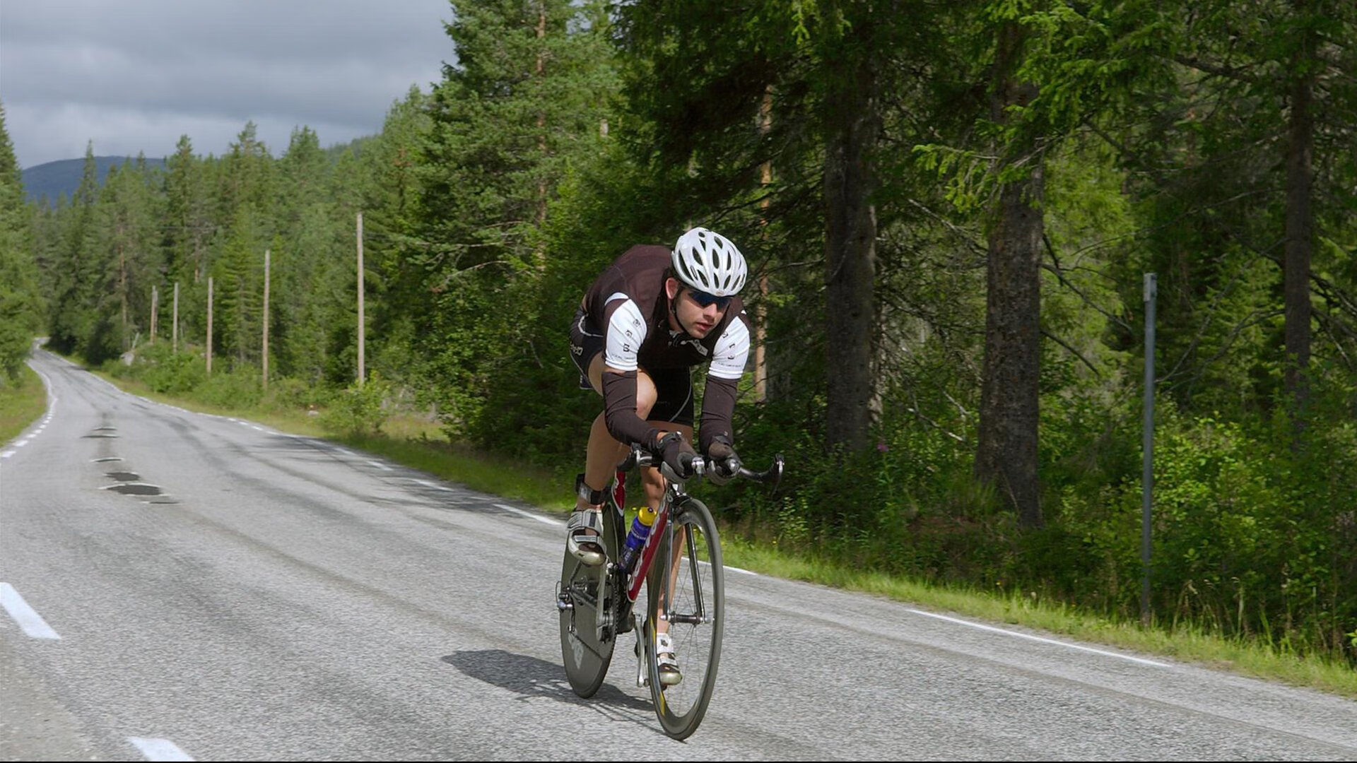 鹈鹕中锋持续专注脚步训练强化篮下对抗，鹈鹕鹈鹕